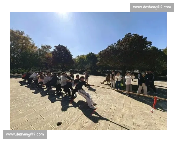 世界级拔河赛事精彩纷呈 激烈对抗展现力量与团队合作精神